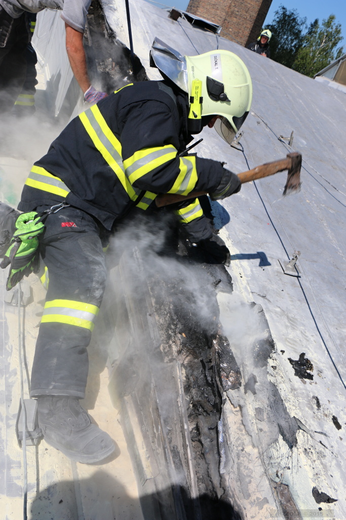 23 5-6-2015 Požár izolace haly Tovačov Annín (8).JPG