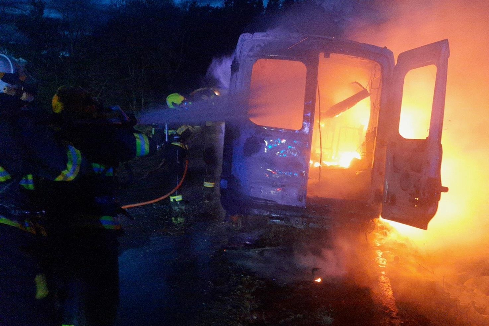 230226-Požár dodávky před Panoším Újezdem ve směru od Hvozdu na Rakovnicku.jpg