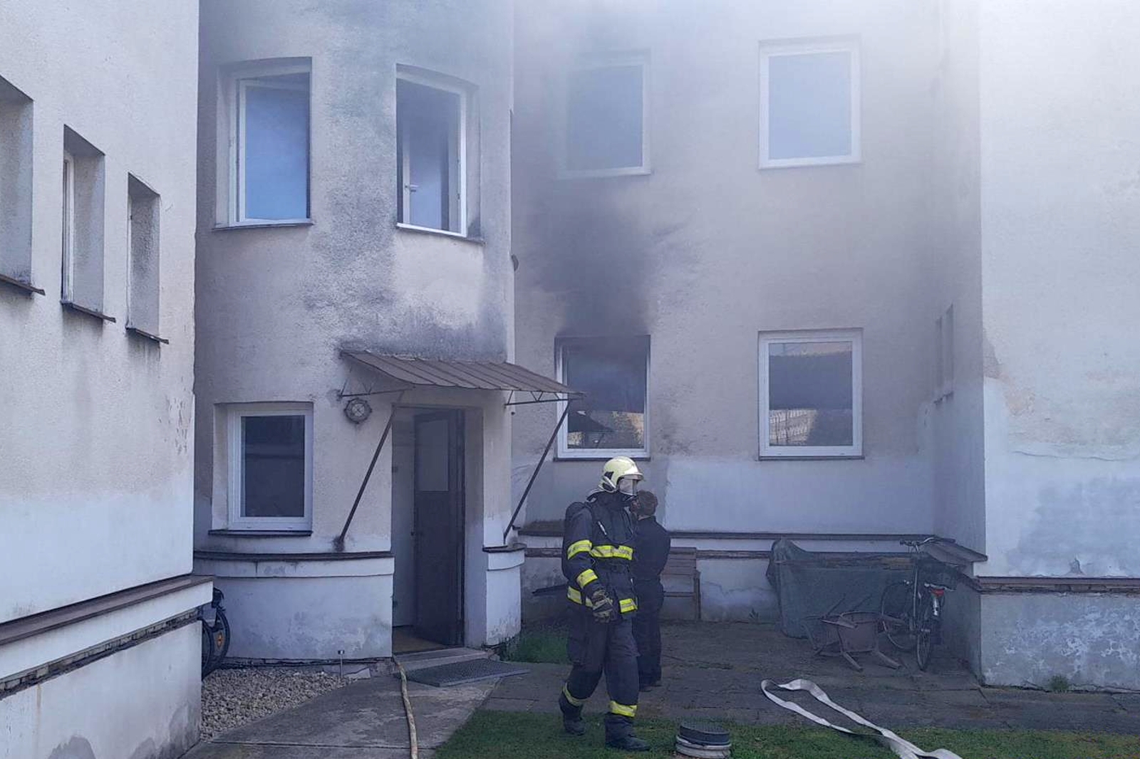 230326-Požár přízemního bytu v Lipové ulici v Nymburku.jpg