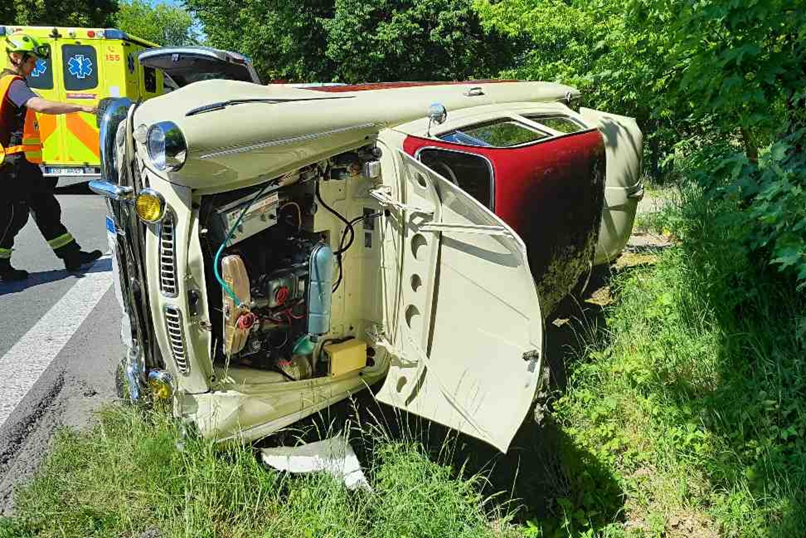 230526-Havárie osobního automobilu na silnici č. 240 před Turskem ve směru od Prahy.jpg