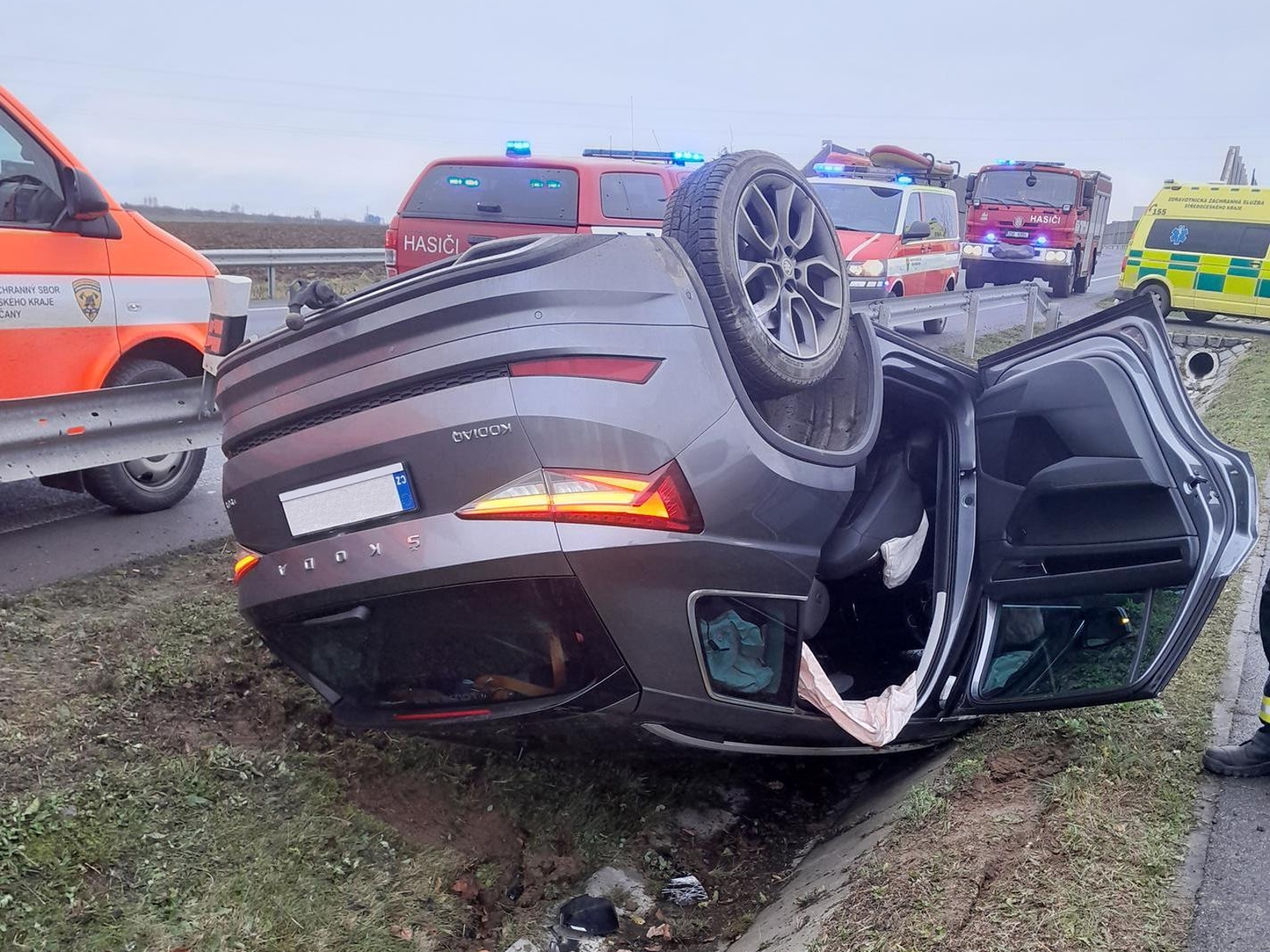 231225-Havárie osobního automobilu na výjezdu z Kocandy do Jesenice v okrese Praha-západ.jpg