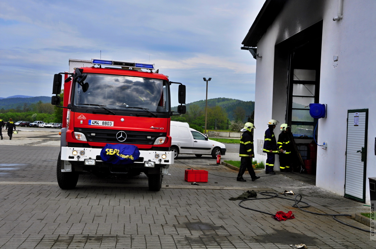 24 6-5-2013 Požár autoservis Postřelmov (30).JPG