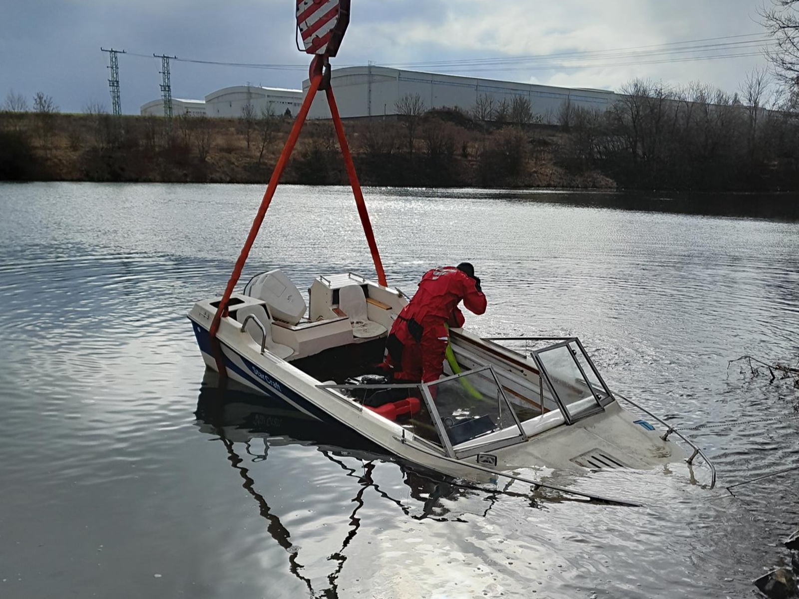 240226-Vytažení člunu potopeného v rybníku Čermačka v Kněževsi nedaleko ruzyňského letiště.jpg