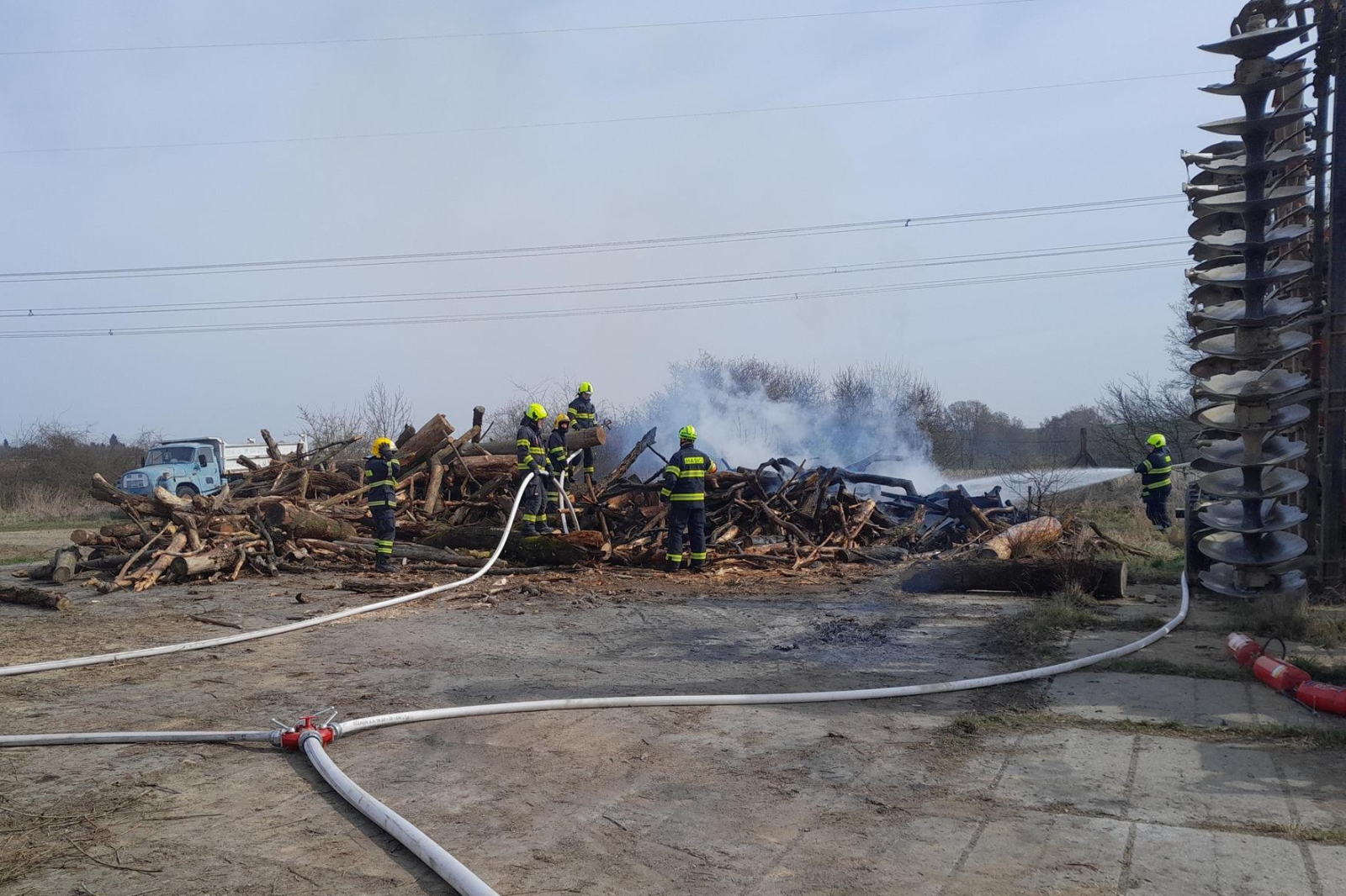 240326-Požár hromady dříví v bývalém zemědělském areálu ve Slabcích na Rakovnicku.jpg