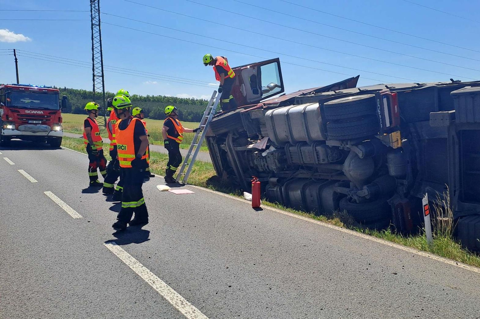 240626-Převrácený kamion na silnici č. 227 mezi Rakovníkem a Kněževsí.jpg