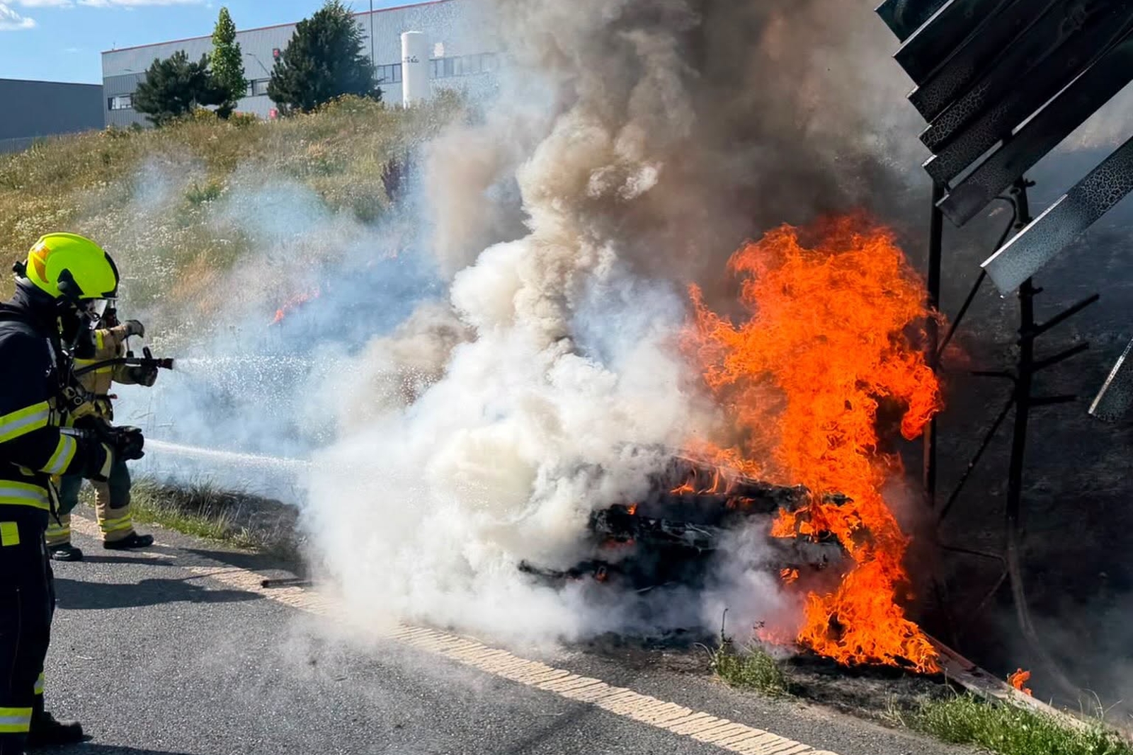 240726-Havárie osobního vozidla s následným požárem v obci Hostivice v okrese Praha-západ.jpg