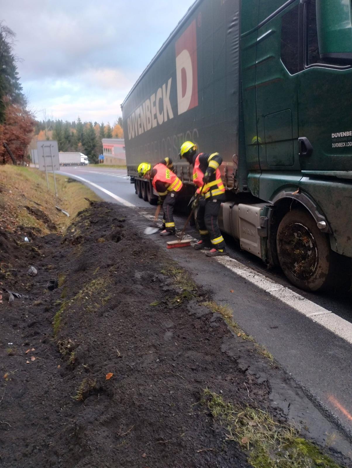 25_11_04_vyprosteni_kamionu_CV