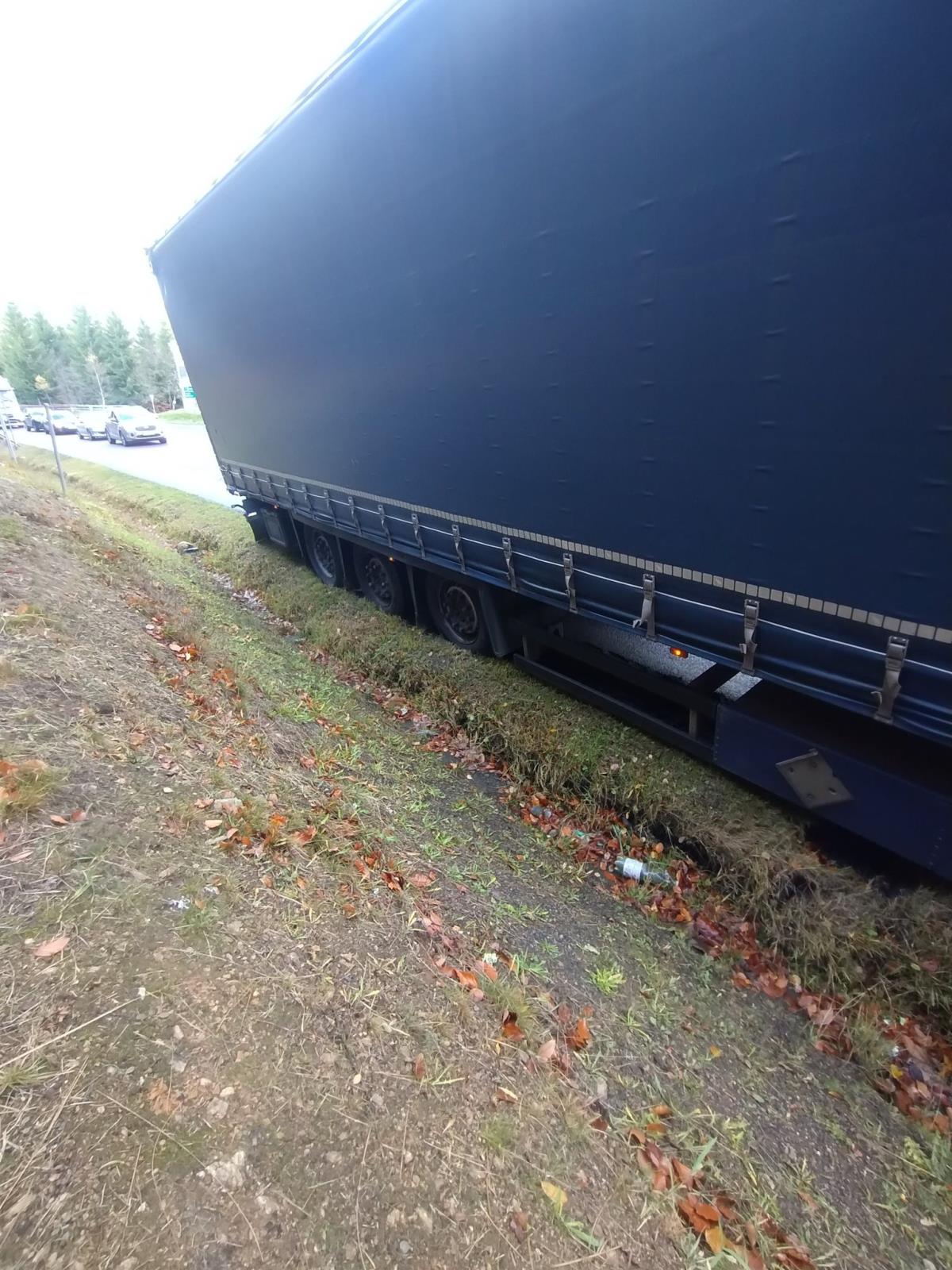 25_11_04_vyprosteni_kamionu_CV