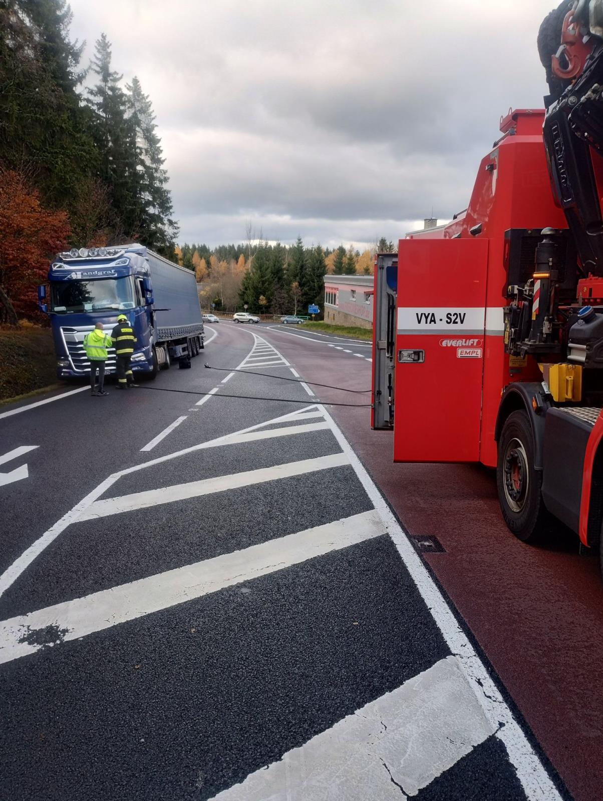 25_11_04_vyprosteni_kamionu_CV