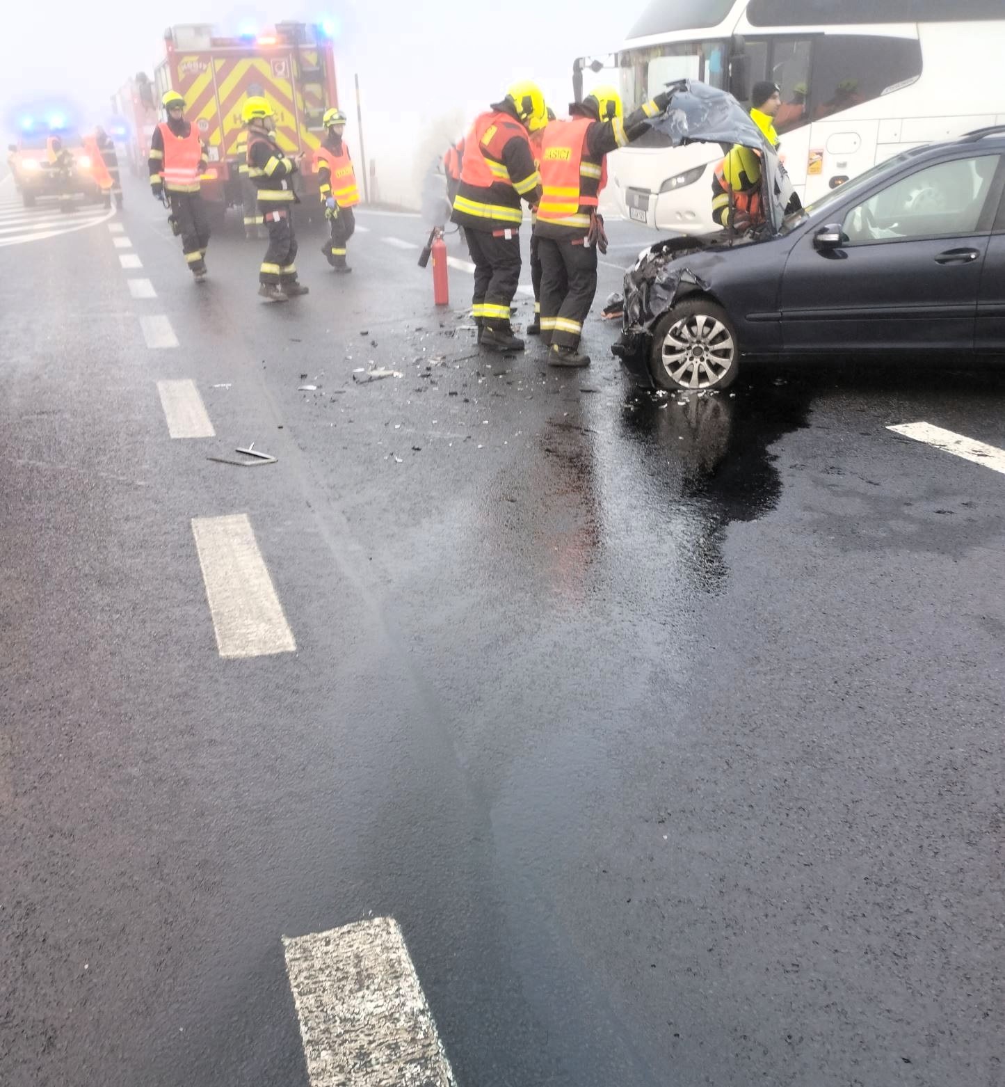 25_12_18_nehoda_autobus_tah_Nemecko_CV