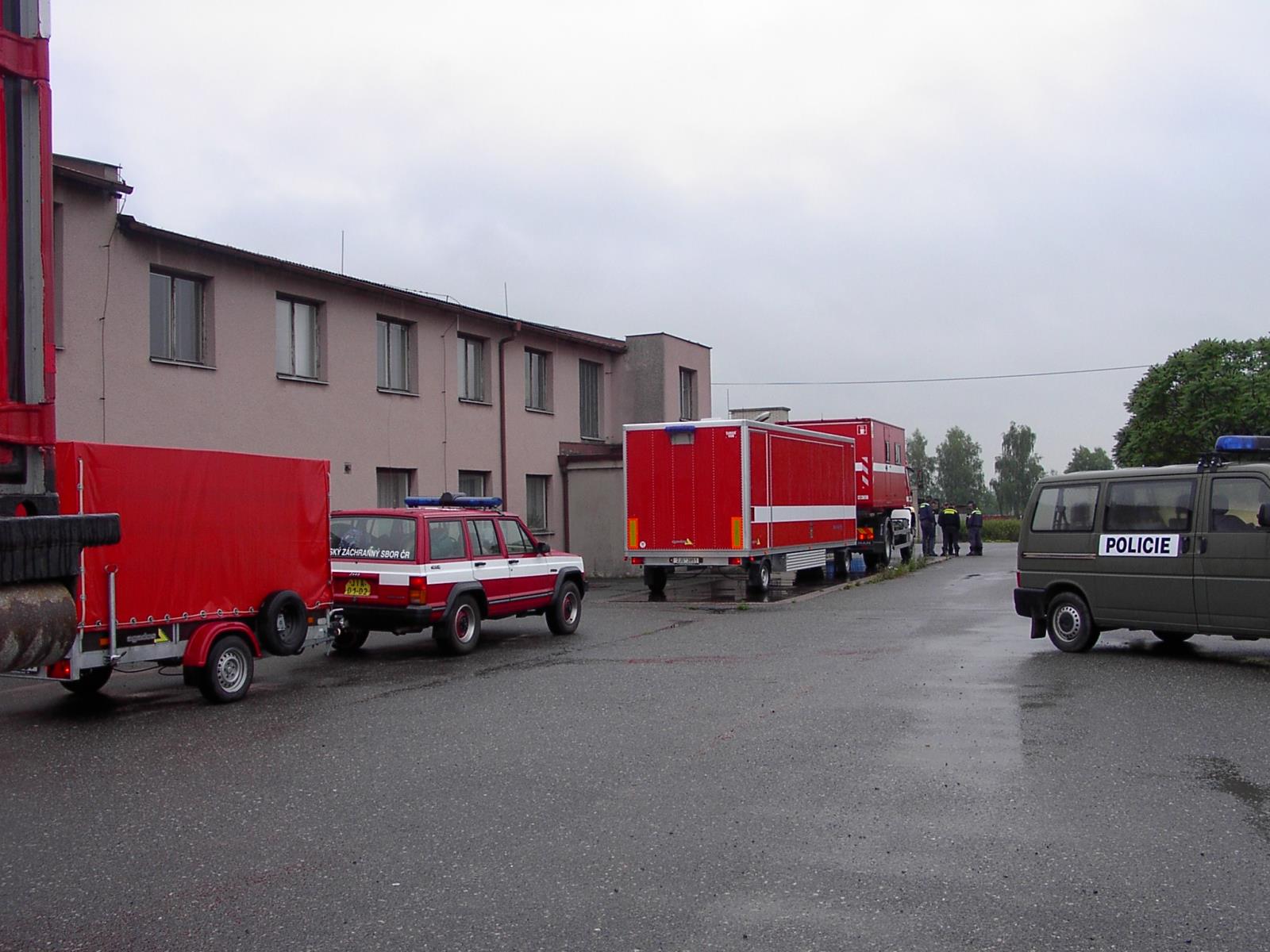 25_PAK_likvidace ohniska ptačí chřipky_hasiči dekontaminují areál drůbežárny.JPG