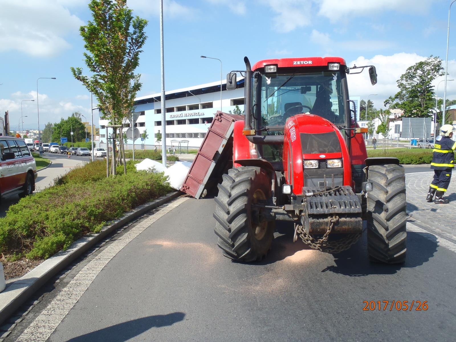 26.5.2017 (KT 9.20) Klatovy - převrácený valník.JPG