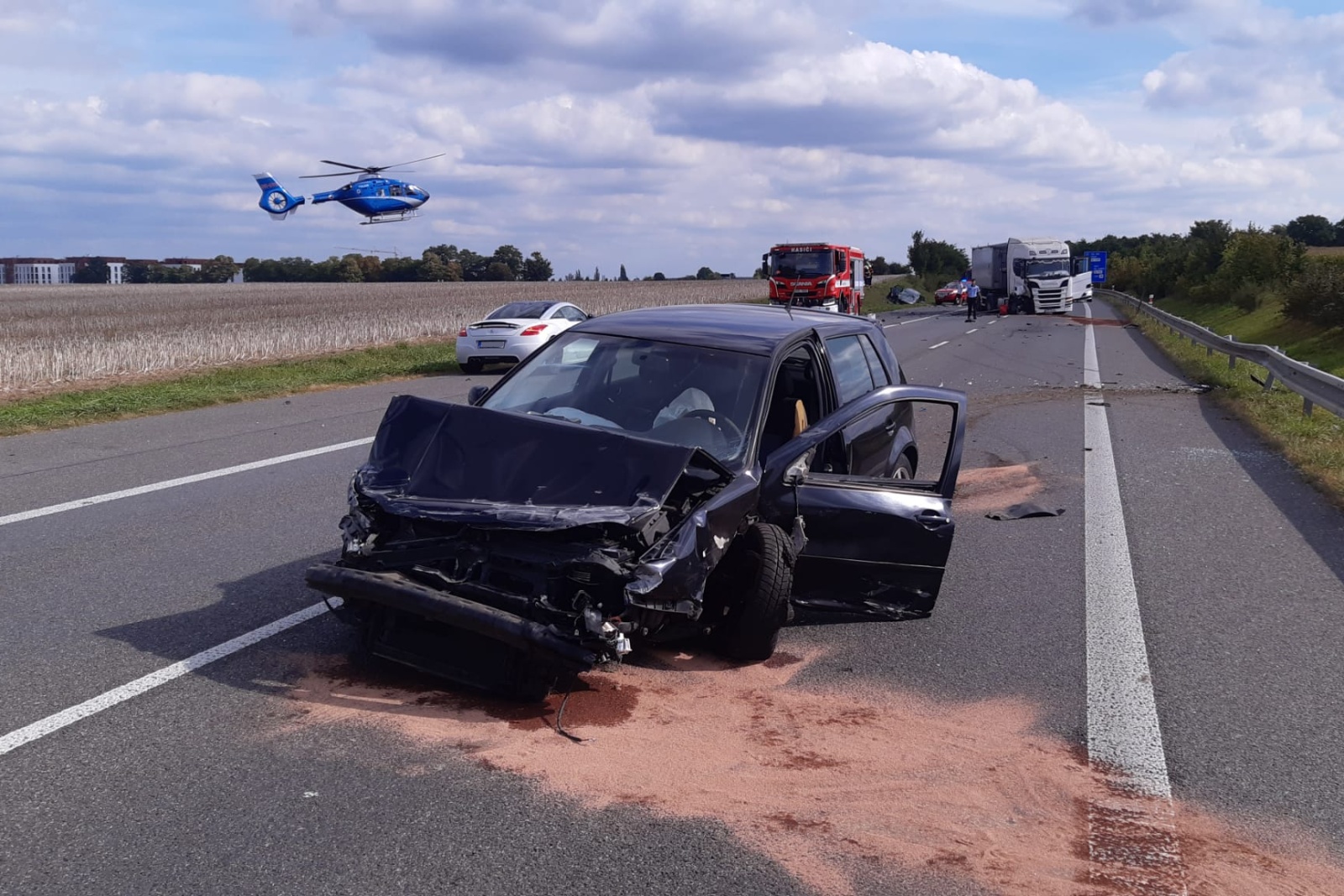 269-Vážná dopravní nehoda kamionu a dvou osobních automobilů na obchvatu Kolína.jpg