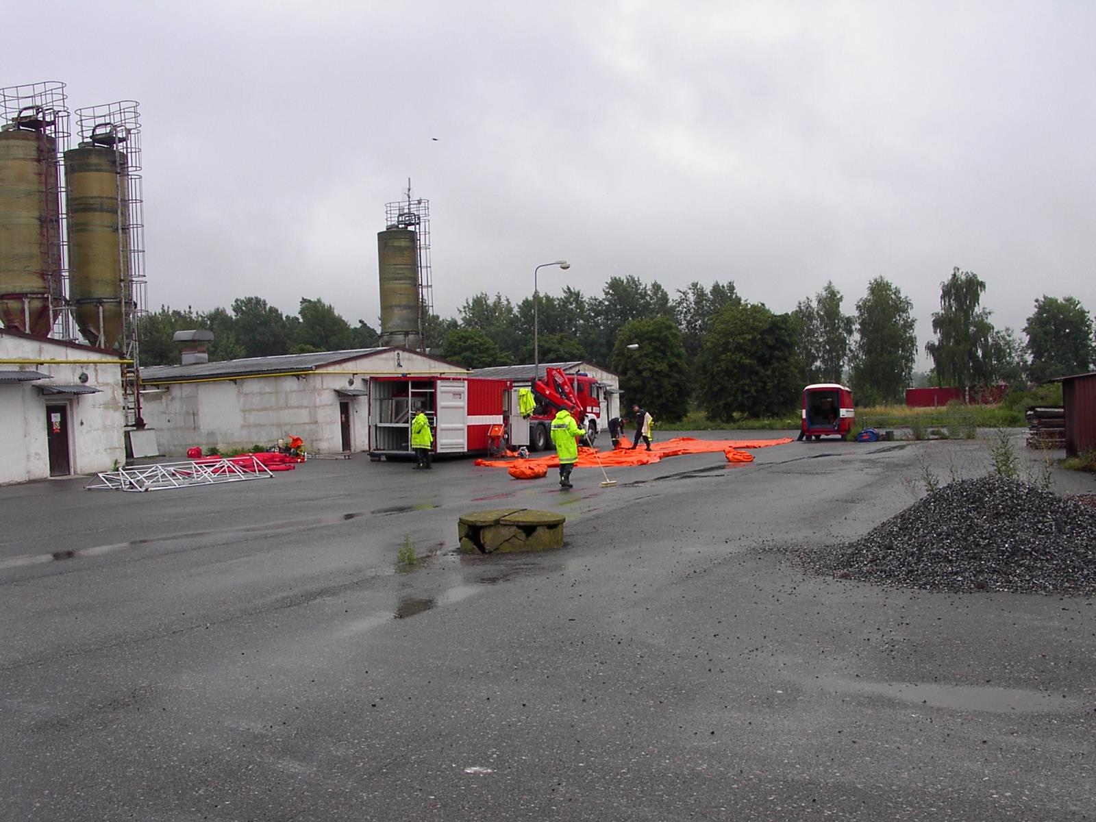 26_PAK_likvidace ohniska ptačí chřipky_hasiči staví dekontaminační stanoviště.JPG