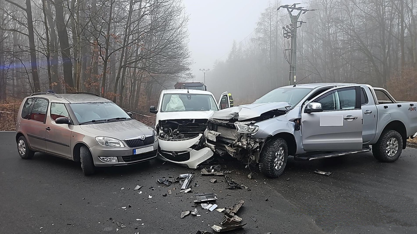 270226-Nehoda tří vozidel na silnici č. 118 pod Kožovou horou poblíž Kladna.jpg