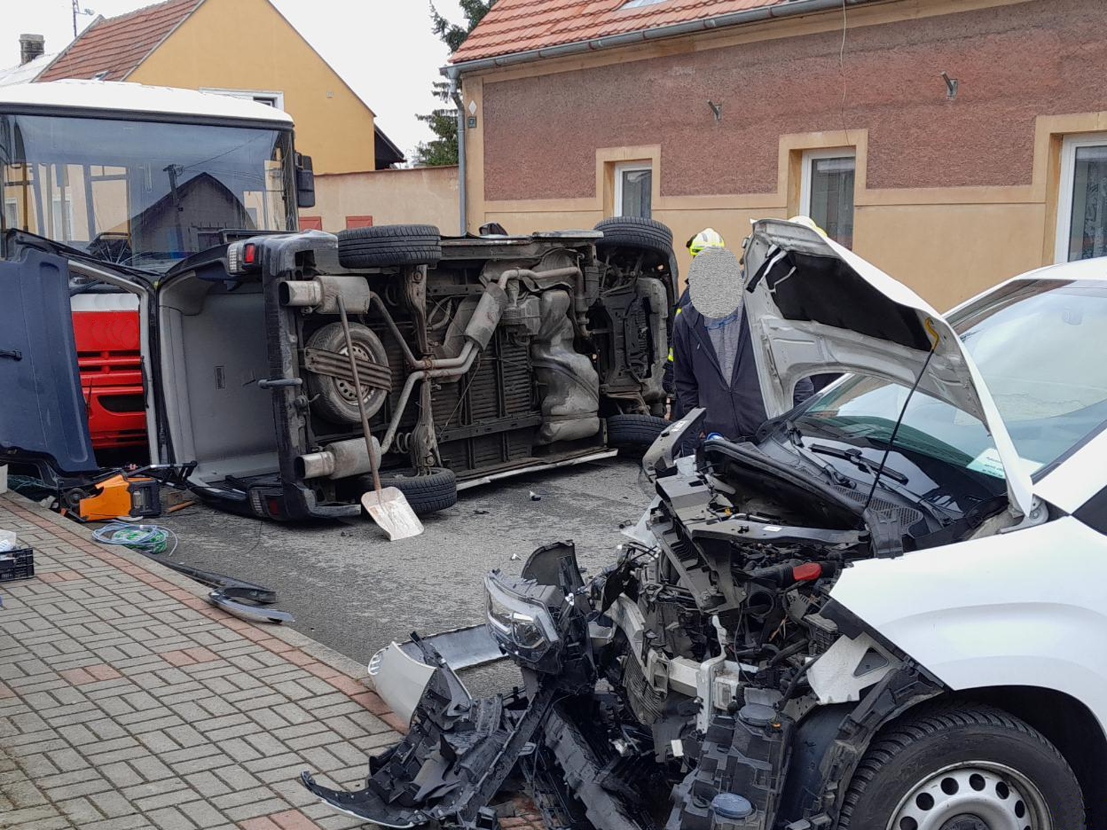 270325-Dopravní nehoda dvou osobních vozidel a autobusu v Hostouni na Kladensku.jpg