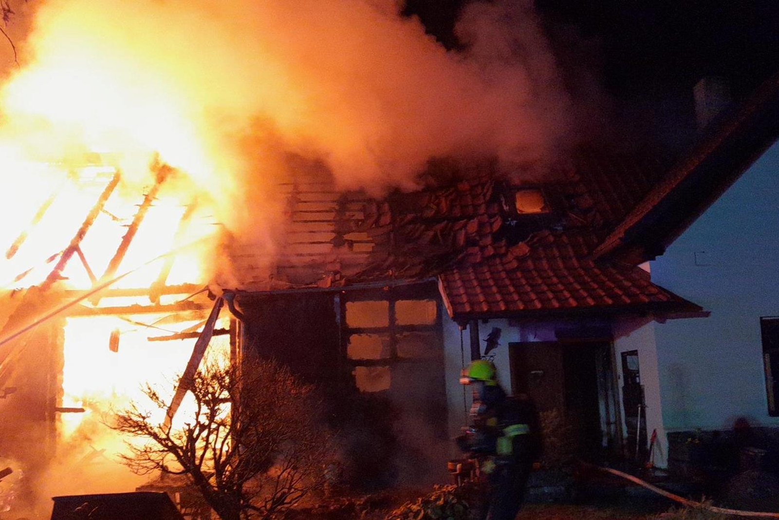 270326-Požár rodinného domu v obci Krchleby na Benešovsku.jpg