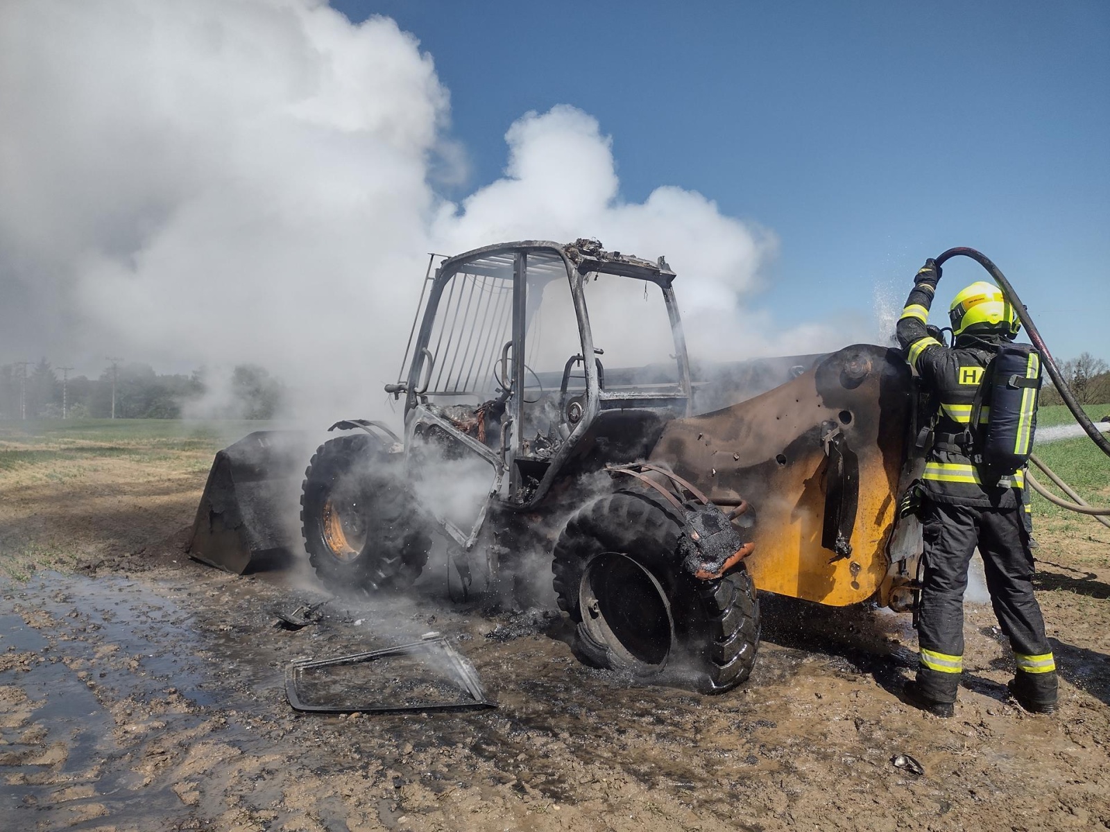 270425-Požár nakladače na okraji pole v obci Starosedlský Hrádek na Příbramsku.jpg