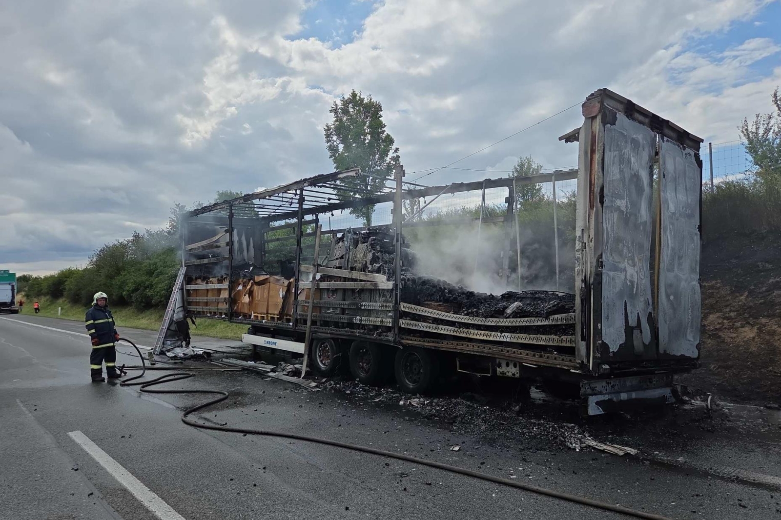 270726-Požár návěsu s autodíly na dálnici D5 u Žebráku ve směru do Plzně.jpg