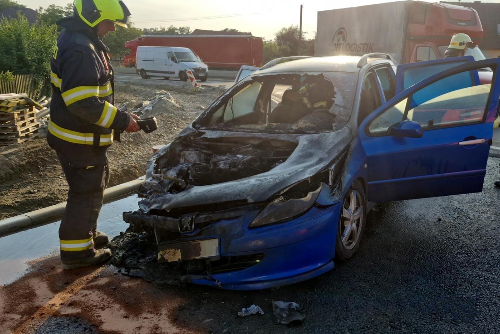 270825-Požár osobního vozidla v centru Miličína na Benešovsku.jpg