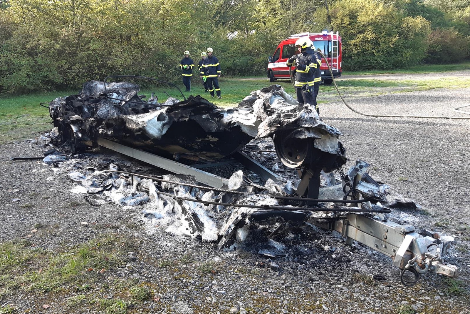 270924-Požár člunu na přívěsném vozíku nedaleko přístaviště v Nové Rabyni na Benešovsku.jpg