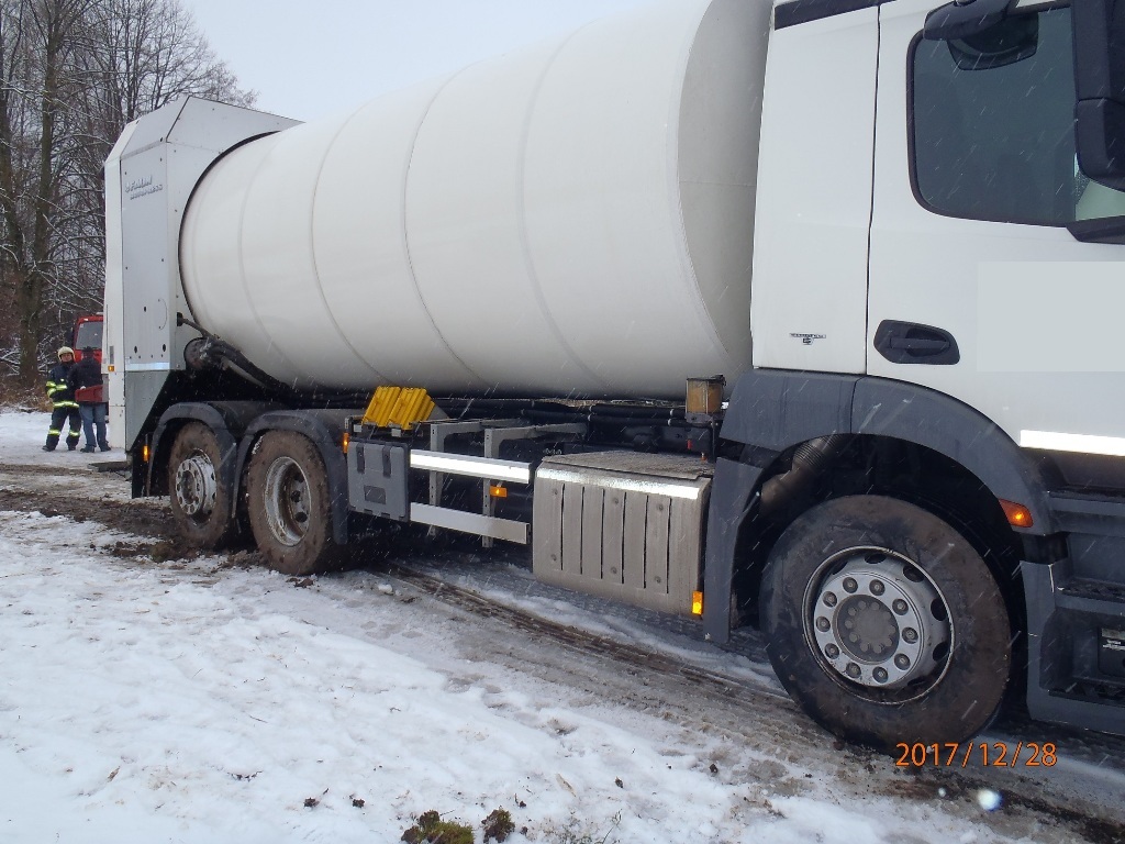 28.12.2017 (KT 11.42) vyproštění popelářů z příkopu.JPG