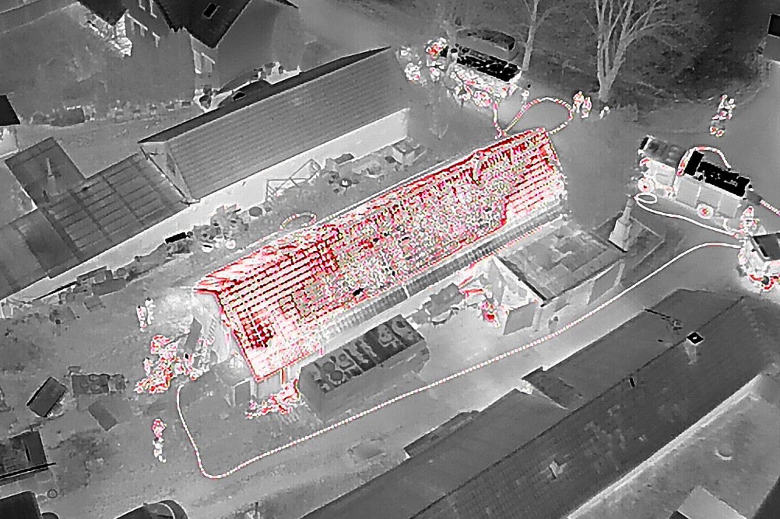 280326-Požár střechy staršího domu v Tišicích na Mělnicku zachycený termokamerou z dronu.jpg