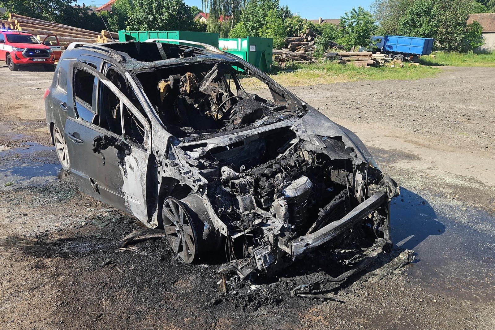 280526-Požár osobního automobilu v obci Červený Újezd na Benešovsku.jpg