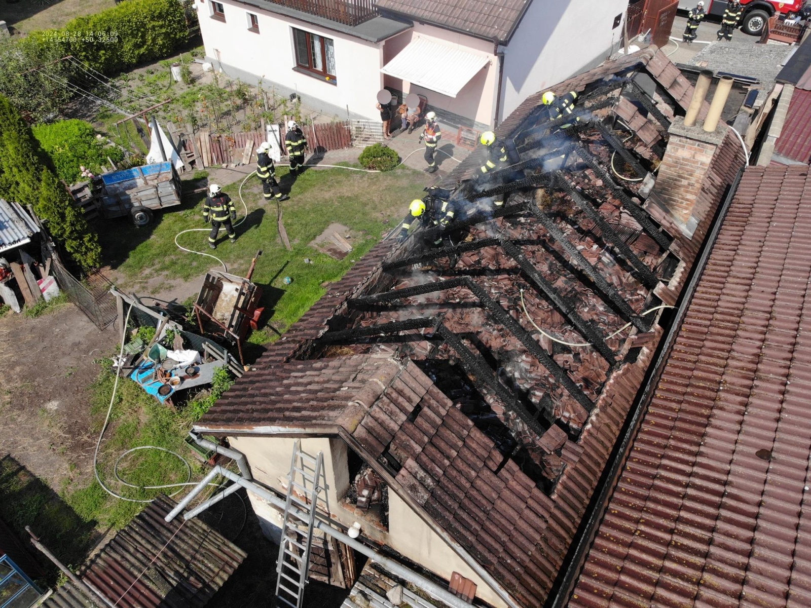280824-Požár střechy hospodářské budovy u rodinného domu v obci Vavřineč nedaleko Mělníka.jpg
