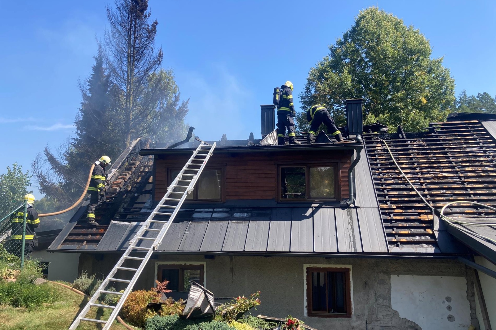 280825-Požár rodinného domu v obci Dominikální Paseky spadající pod Bratkovice na Příbramsku.jpg