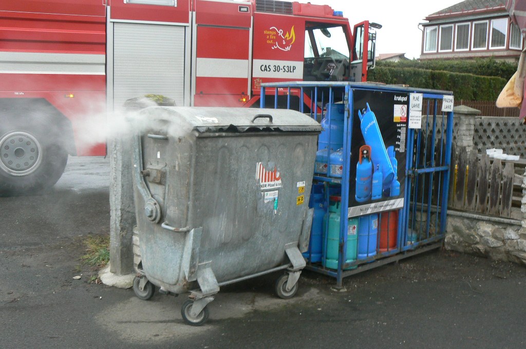 29.11.2015 požár popelnice Žichovice.JPG