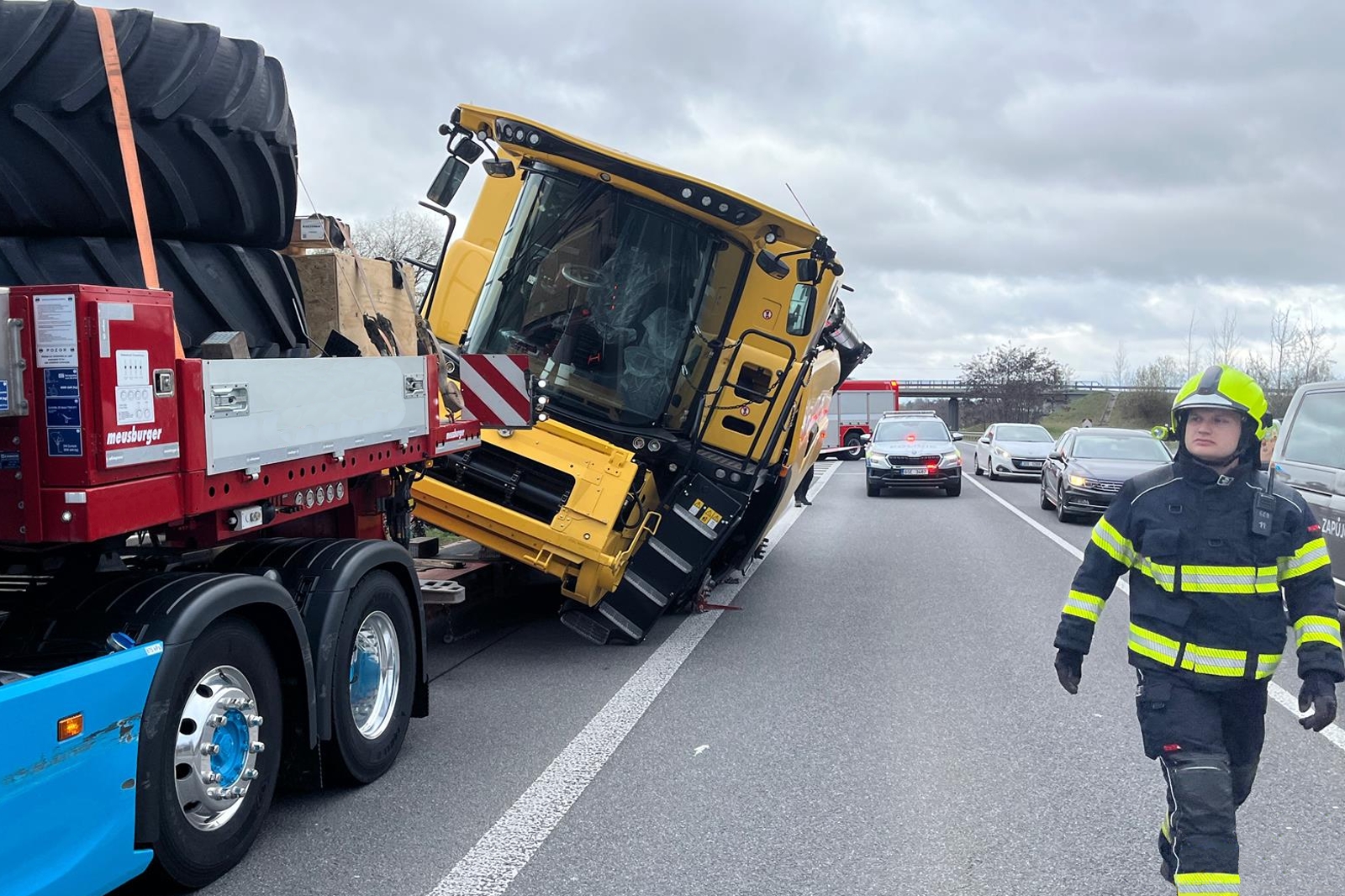 290326-Havárie soupravy převážející kombajn na silnici č. 38 u Šťáralky na Kolínsku.jpg