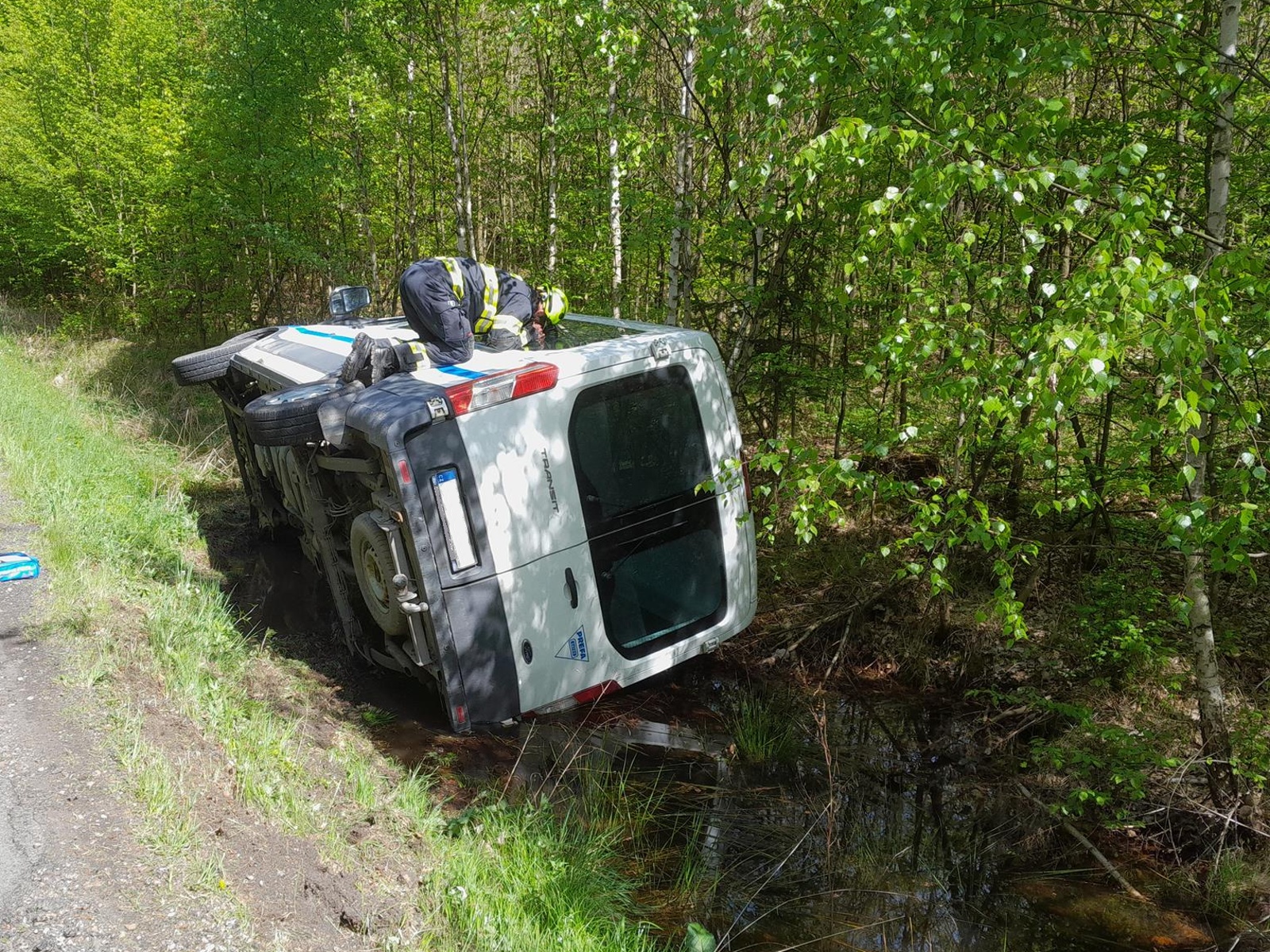 290425-Havárie malého dodávkového automobilu v katastru obce Bzová na Berounsku.jpg