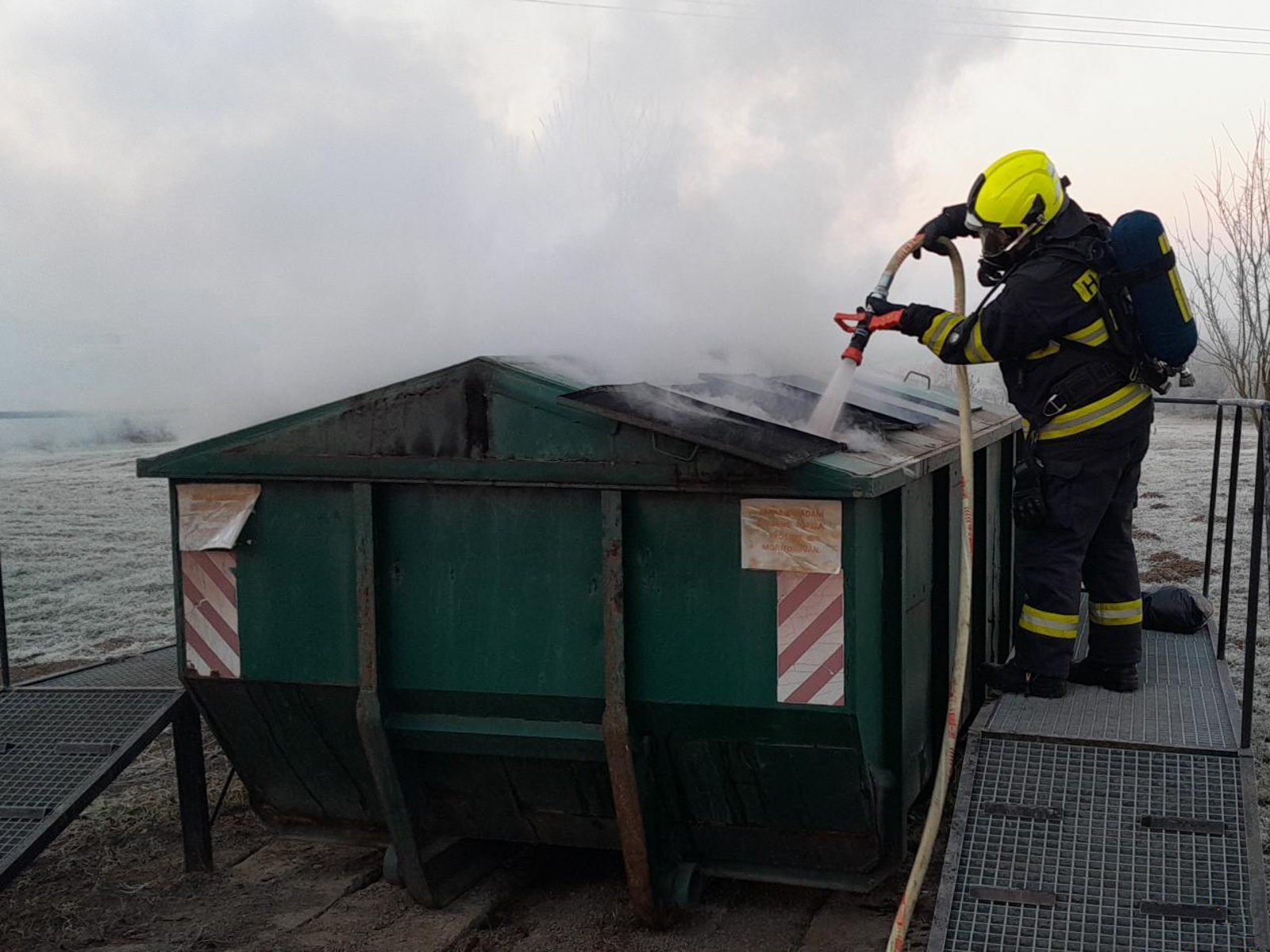 291224-Požár kontejneru se směsným odpadem na sběrném místě v Chabeřicích na Kutnohorsku.jpg