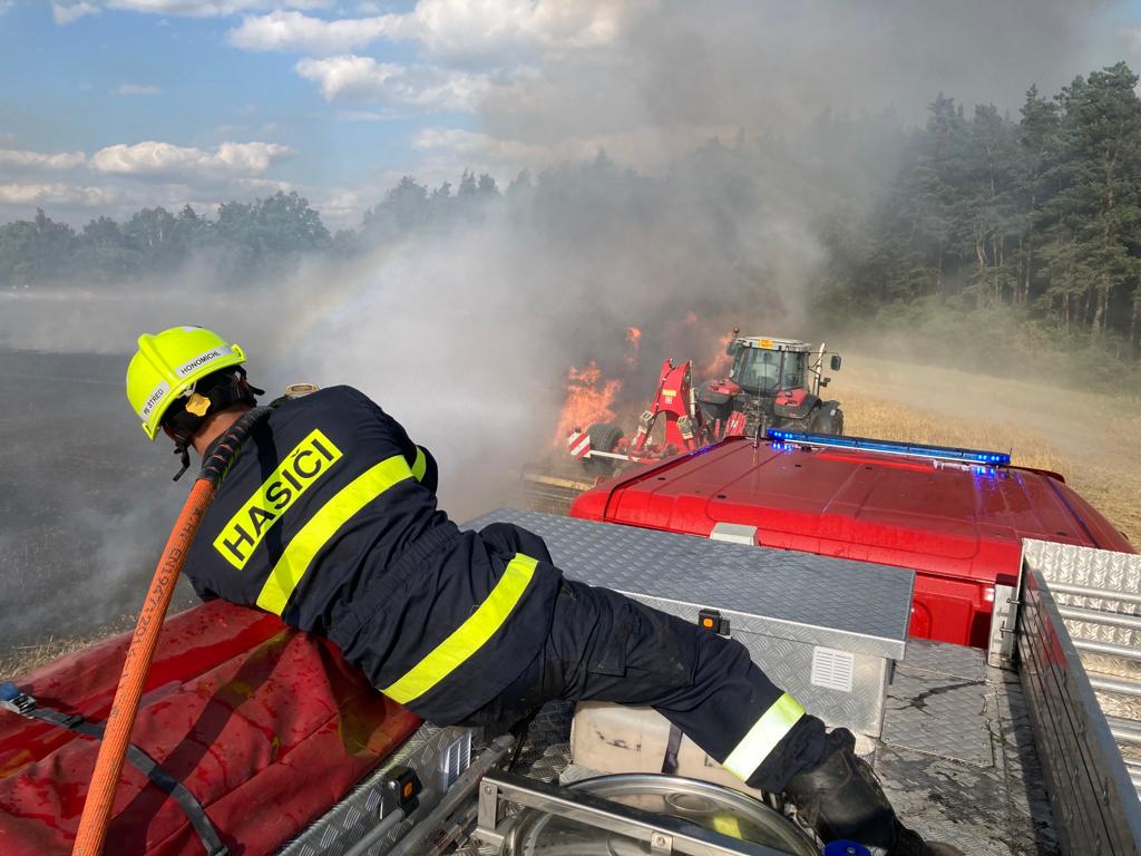 2_7_2023 požár pole Dobřany (15).jpeg