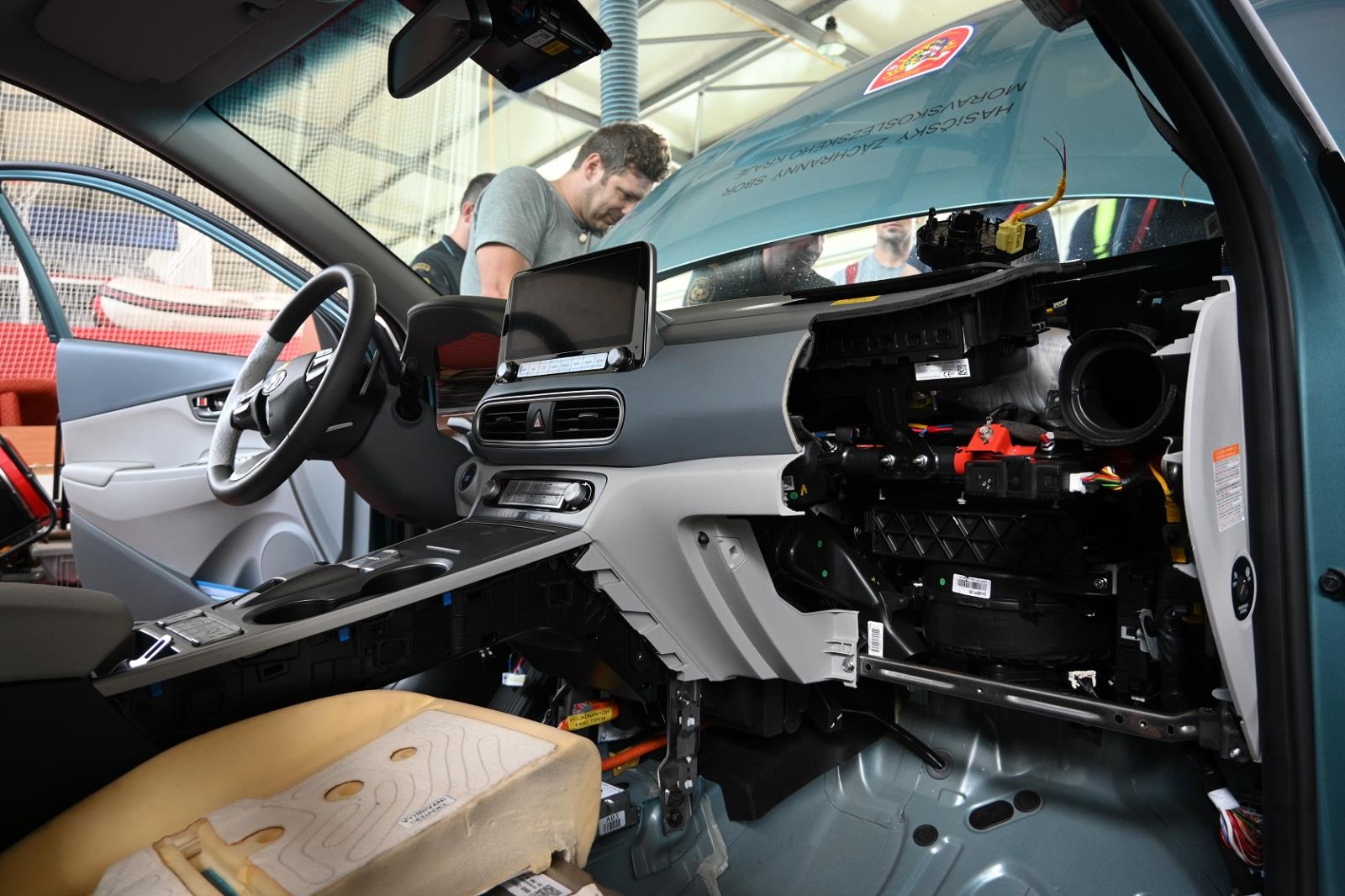 2_Rescue meeting 2021_detailní pohled na palubní desku a interiér elektromobilu.JPG