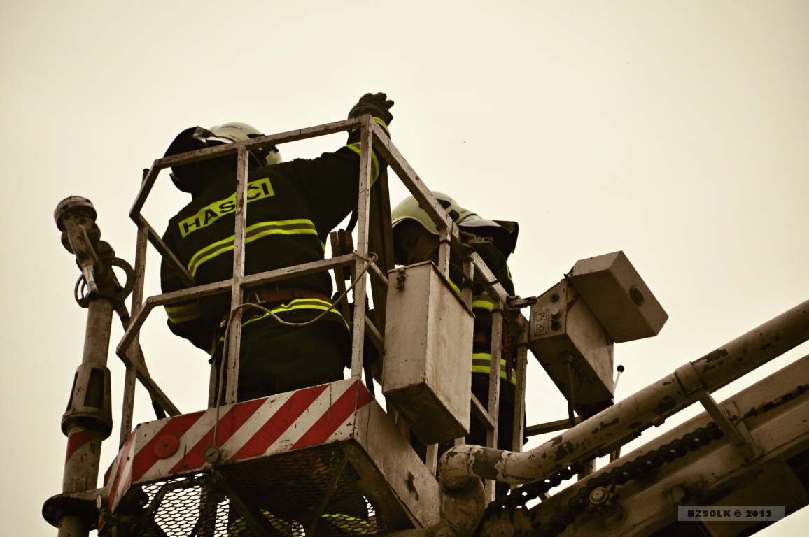 3 26-12-2013 Odstranění uvolněné střechy v Kojetíně - silný vítr (11).JPG