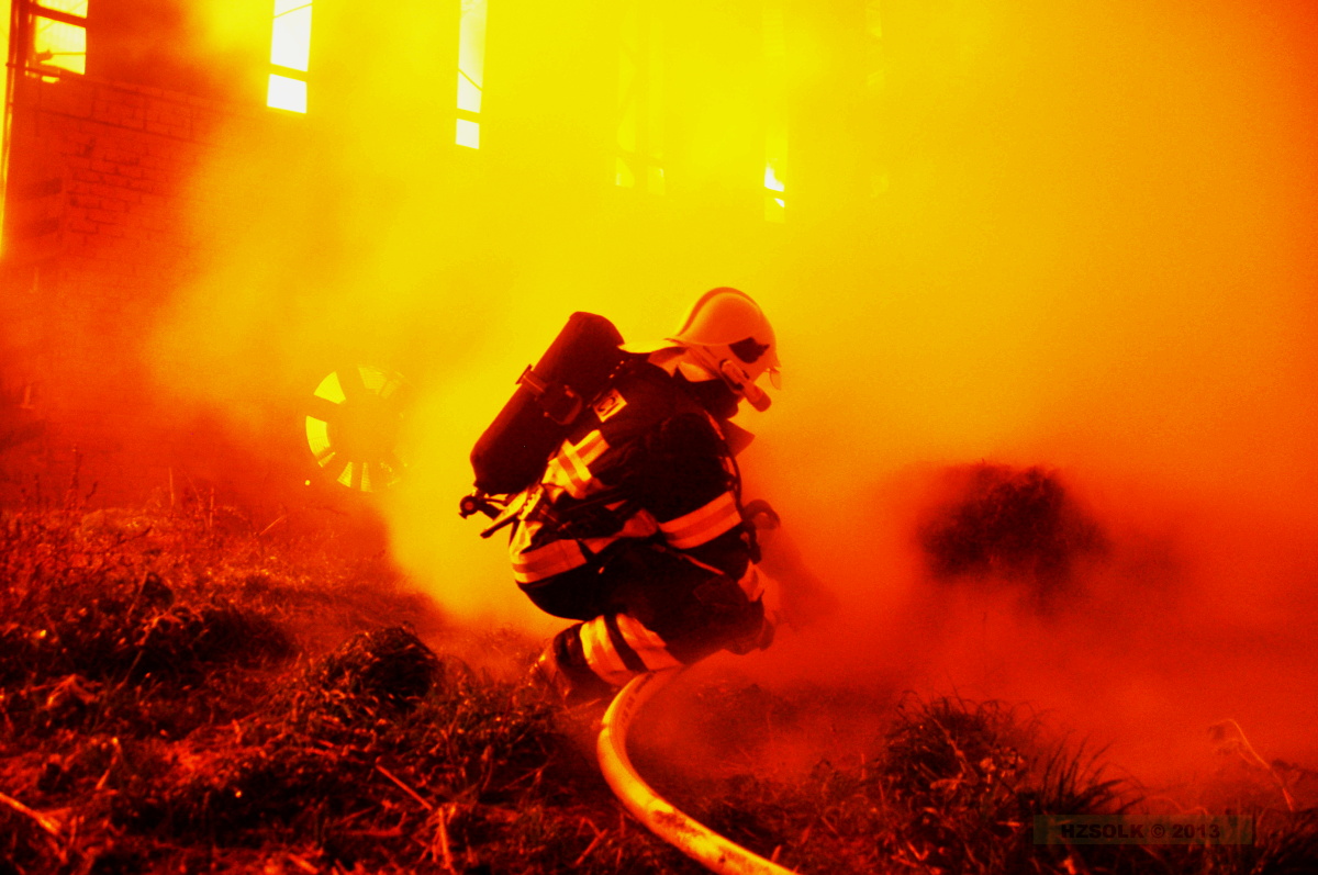 3 5-11-2013 POŽÁR HALY BRODEK U PROSTĚJOVA - SKLAD SLÁMY (11).JPG