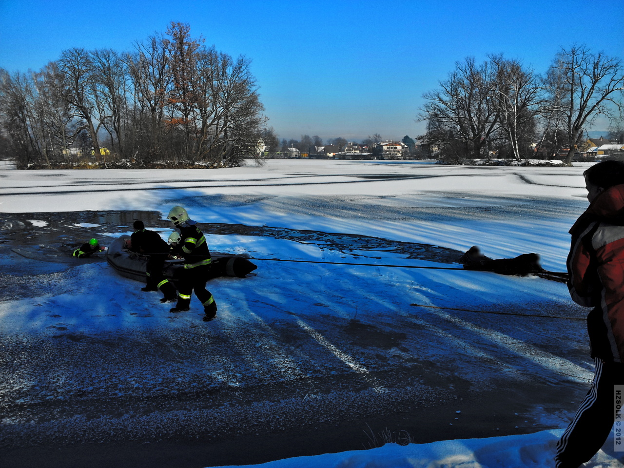 3 8-12-2012 záchrana osoby z vody sudkov (3).jpg