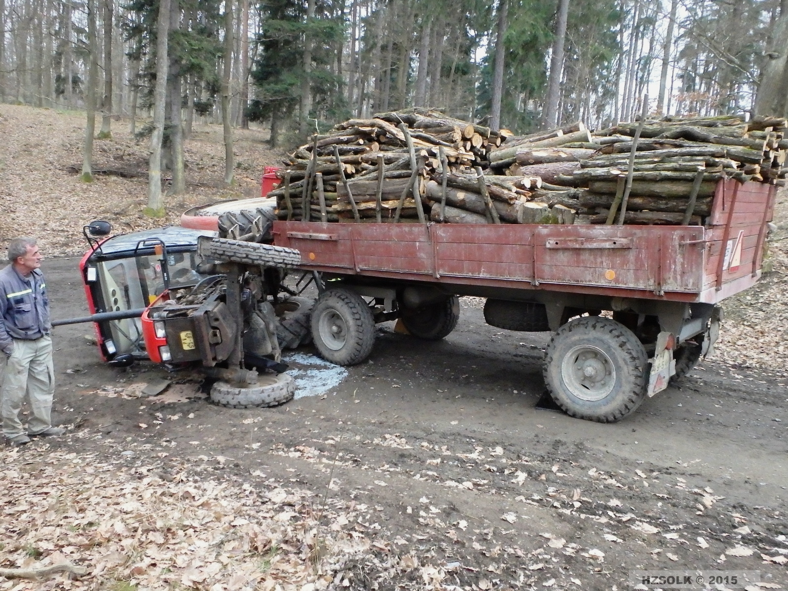 3 DN_28-3-2015_vyprosteni_osoby_zavalene_traktorem (3).JPG