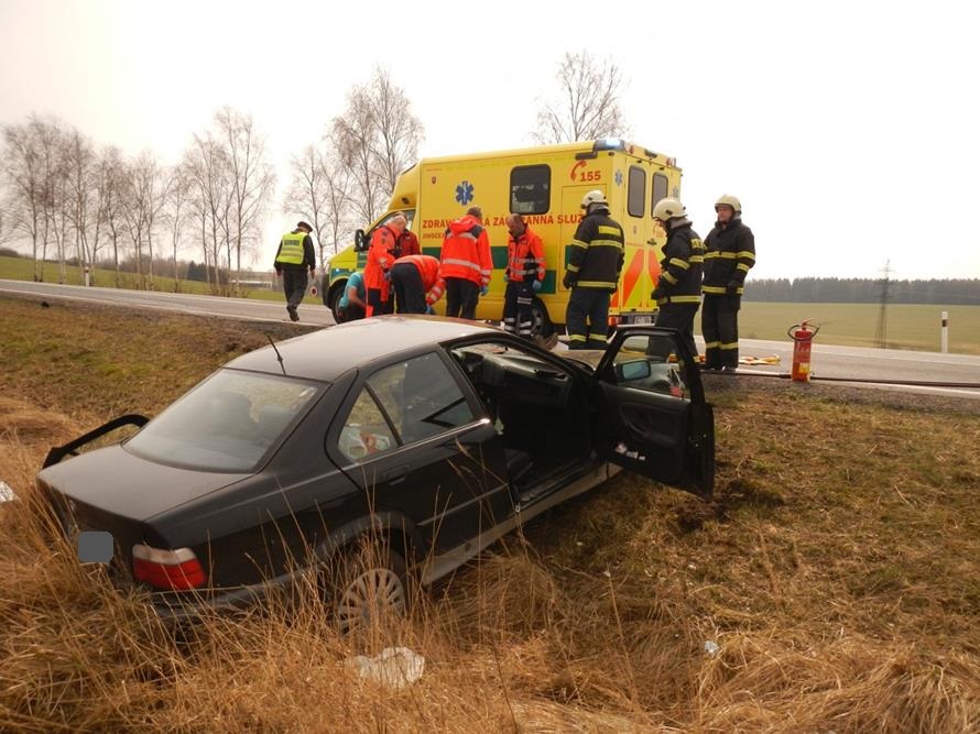 3 Dopravní nehoda 2 OA, Hodušín - 11. 4. 2015 (3).JPG