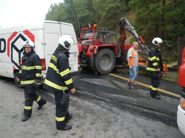 3 Dopravní nehoda dodávky a traktoru, Hůry - 21. 7. 2014 (4).jpg