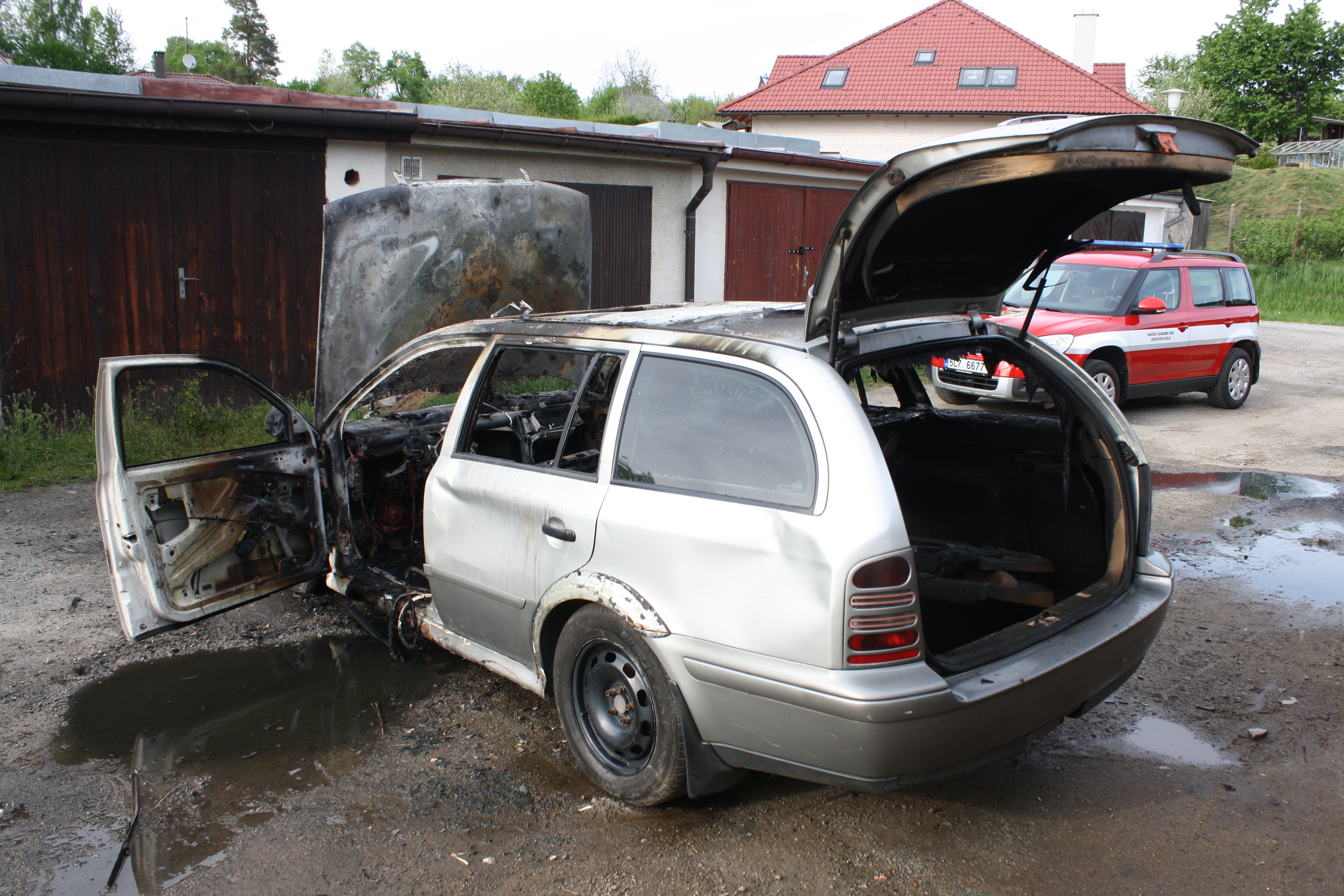 3 Požár OA Škoda Octavia, Tr Sviny, U Benzínky 10.5.12 2068 006.jpg