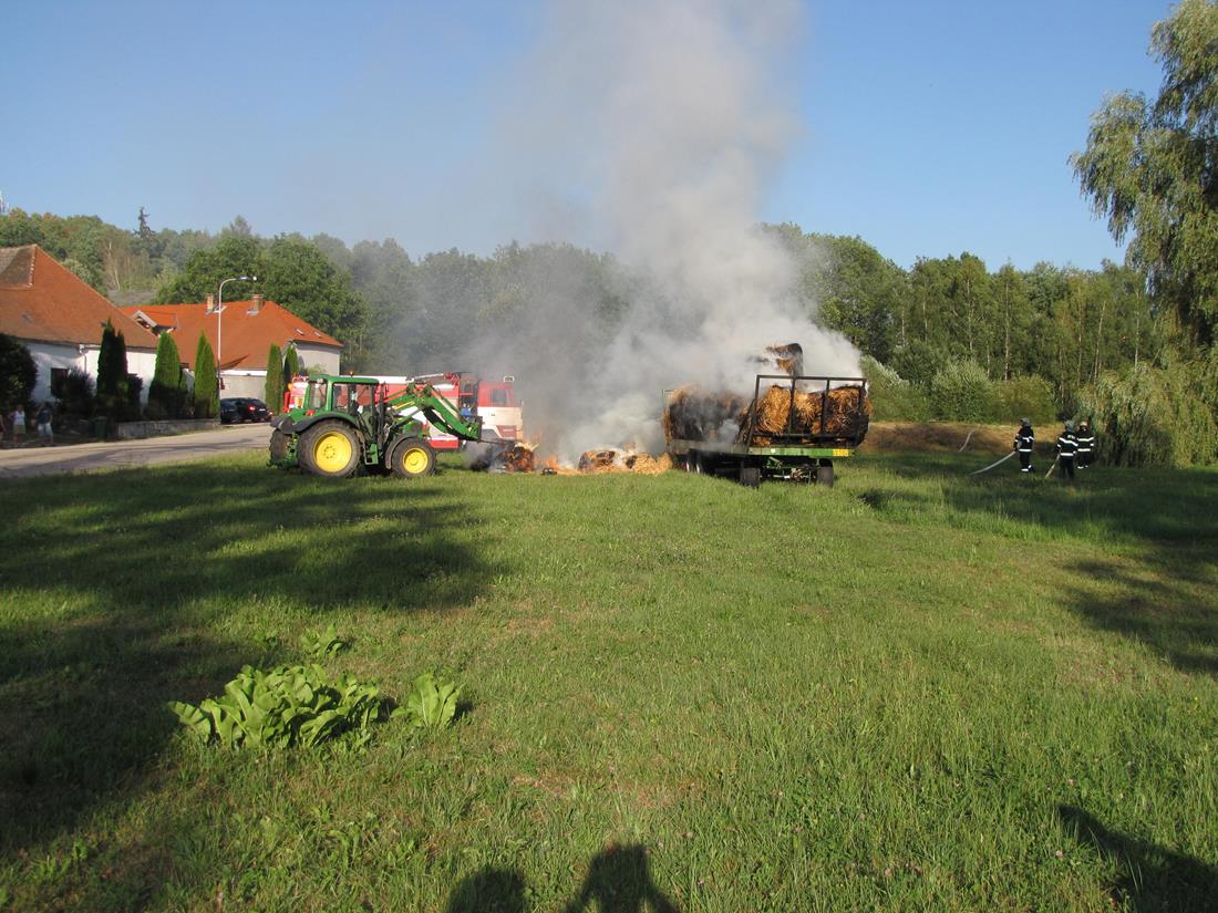 3 Požár balíků, Horní Třebonín - 4. 8. 2015 (3).JPG
