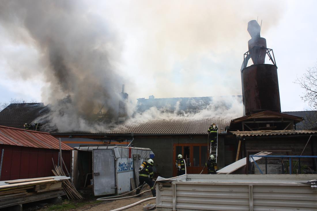 3 Požár dílny, Lišov - 28. 4. 2016 (3).JPG
