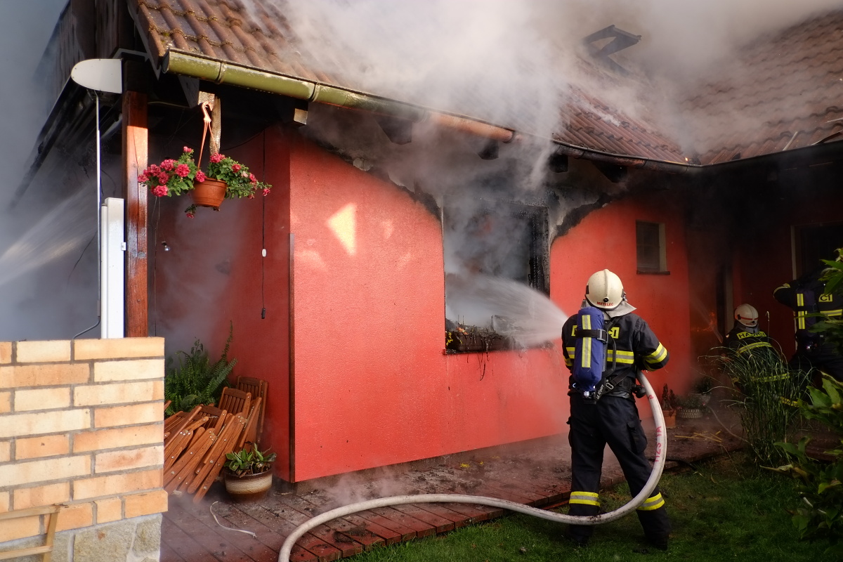 3 Požár domu, Malšice - 1. 7. 2014 (2).JPG