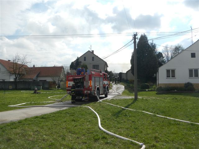 3 Požár kůlny, Jindřiš - 10. 4. 2014 (4).jpg
