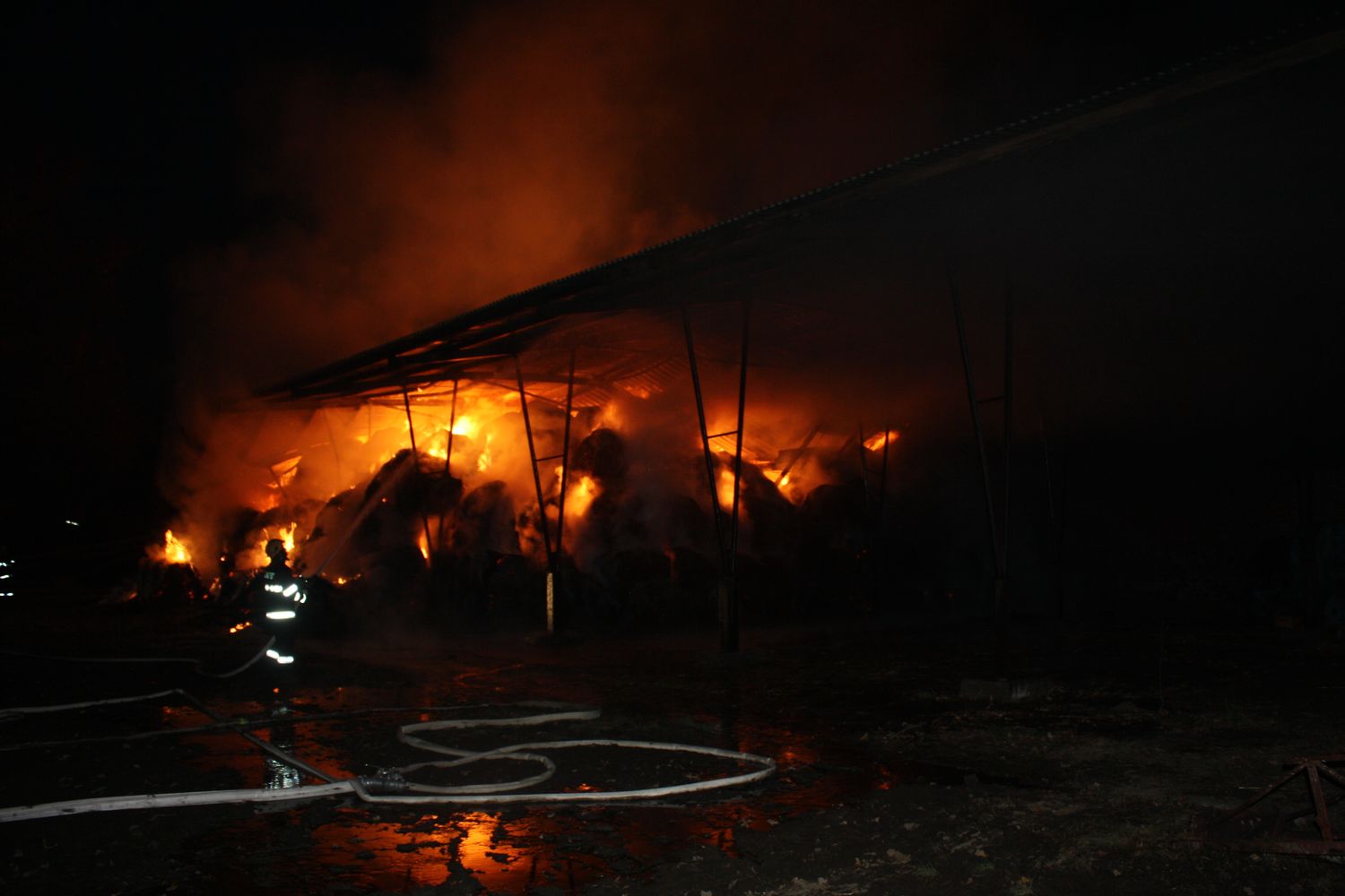 3 Požár skladu slámy, Čejkovice - 2. 12. 2013 (4).JPG