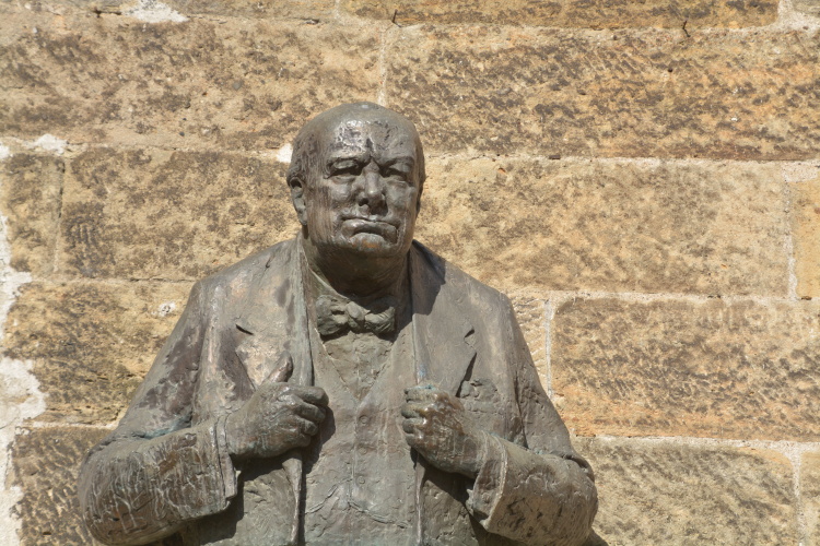 3 Thunovský (Leslieovský) palác