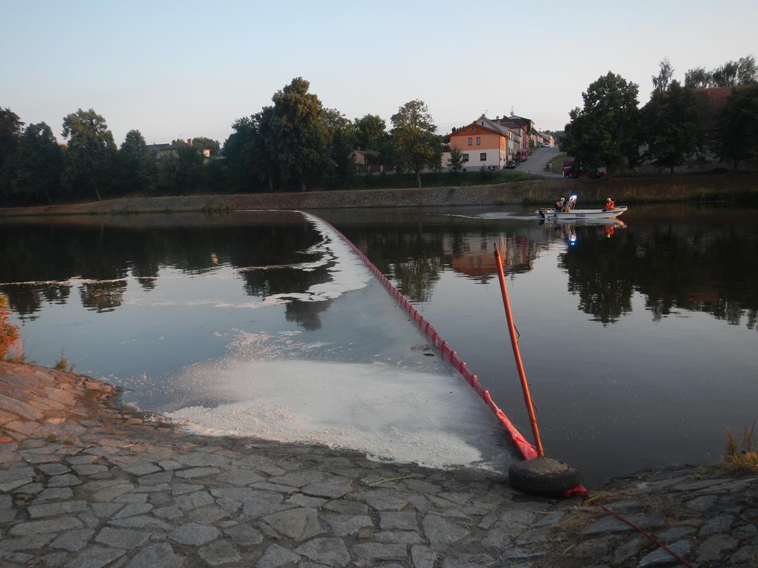 3 Únik NL (hydraulický olej) do Vltavy, 3. 8. 2015 (4).jpg